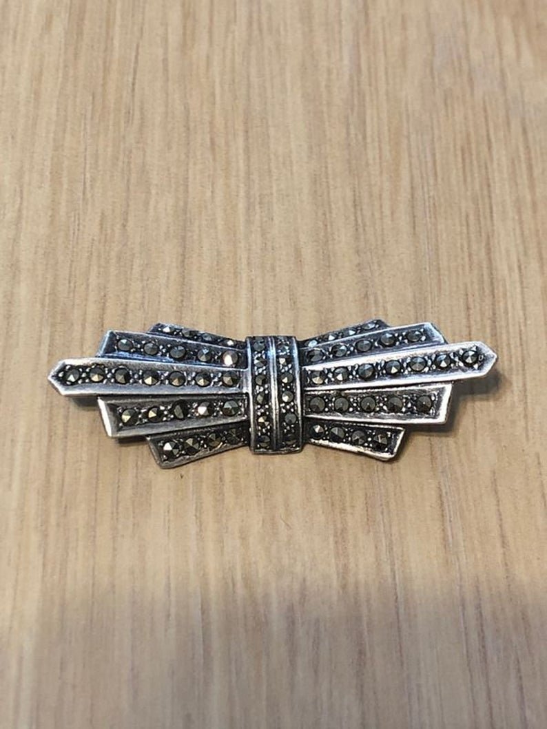 Vintage Marcasite Sterling Silver Bow Tie Pin Preowned: Vintage Marcasite Sterling Silver Bow Tie Pin Preowned from an Estate. No Reserve Bid & No Buyers Premium. Shipping $5.00