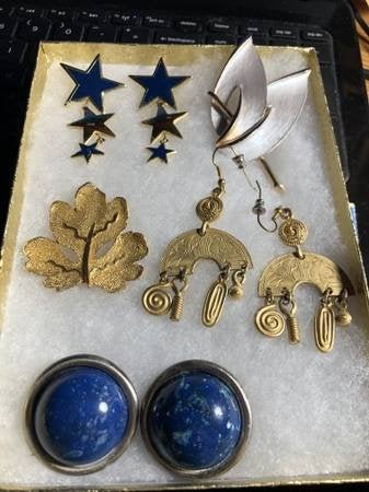 Vintage Lot of Preowned Fashion Earrings & Pins... (1 of 5)