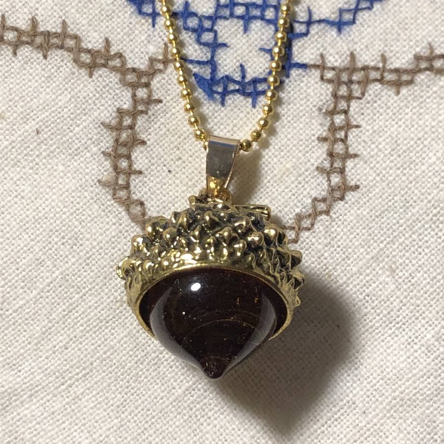 Estate Egg Corn Pendant Fashion Necklace on a 30" Chain: Estate Egg Corn Pendant Fashion Necklace on a 30" Chain Preowned in Very Good Condition as Pictured. Shipping $5.00