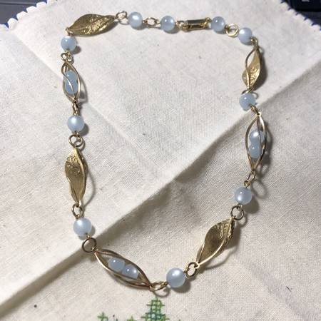 Estate Goldtone Moonstone Bead 16" Fashion Necklace...: Estate Goldtone Moonstone Bead 16" Fashion Necklace Preowned in Very Good Condition as Pictured. Shipping $5.00
