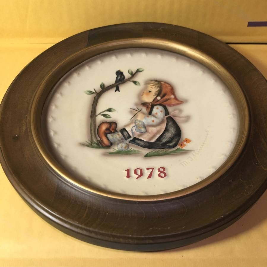 Hummel Plate 1978 Collectors Plate Mounted in a Wooden (1 of 4)