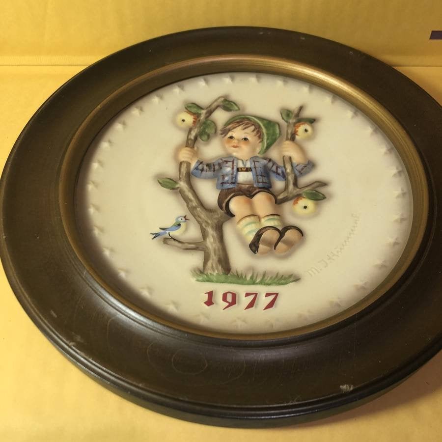 Hummel Plate 1977 Collectors Plate Mounted in a Wooden (1 of 4)