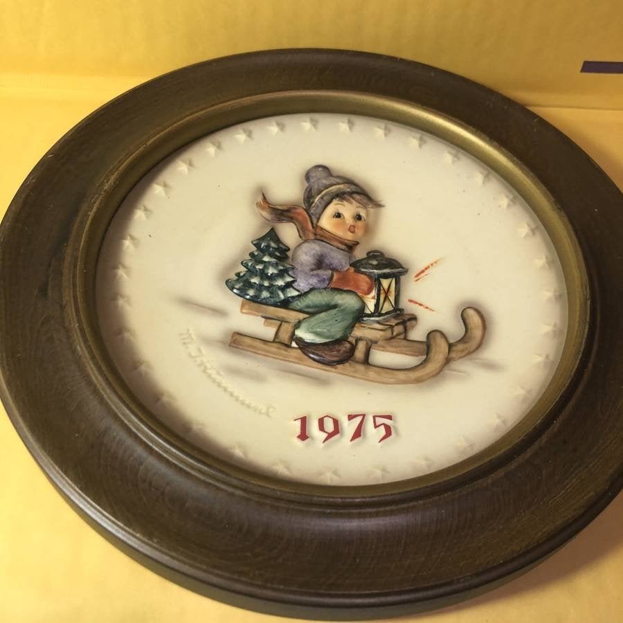 Hummel Plate 1975 Collectors Plate Mounted in a Wooden (1 of 3)
