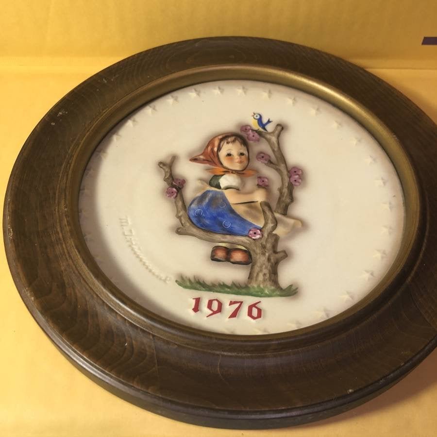 Hummel Plate 1976 Collectors Plate Mounted in a Wooden (1 of 4)