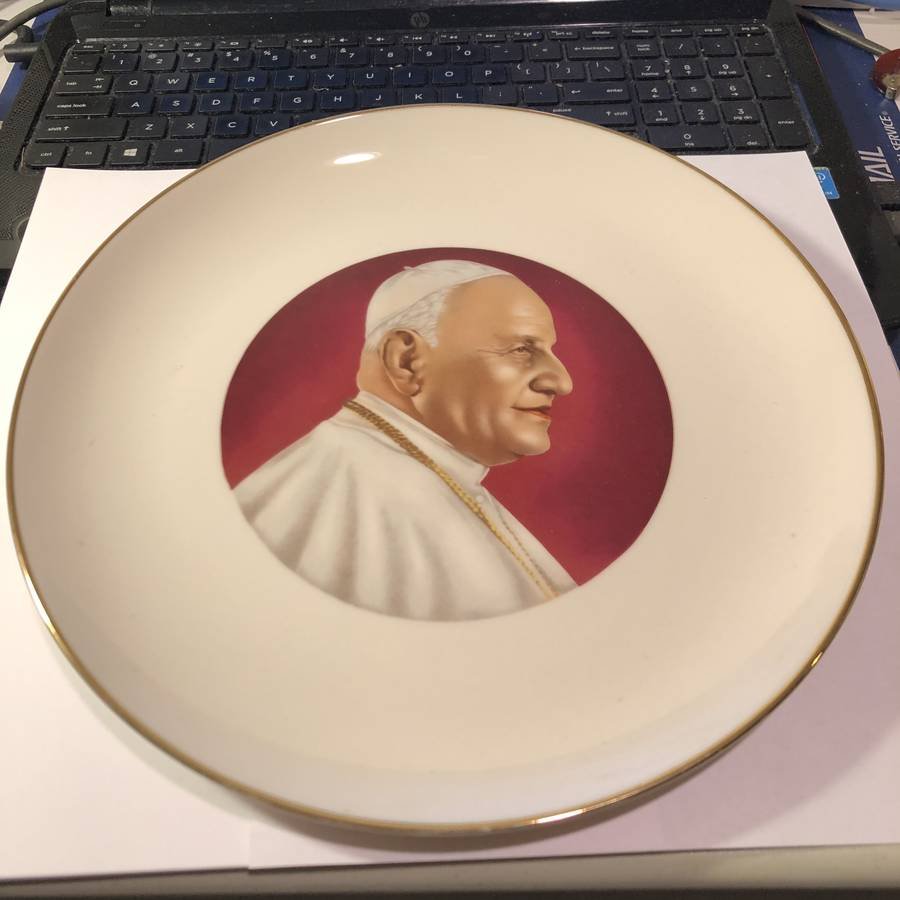 The Pope Collector's Plate by Ridgewood China Company..: The Pope Collector's Plate by Ridgewood China Company 10.5" as Pictured. No Original Box. FREE DOMESTIC SHIPPING!