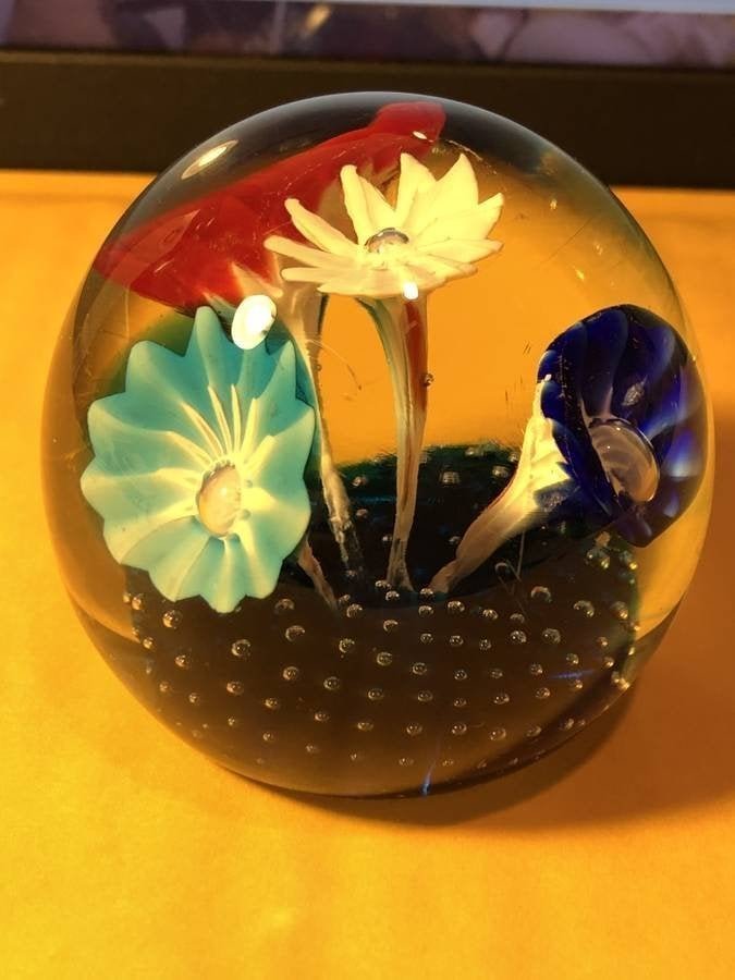 Vintage Colorful Flower Paperweight 2.5" Diameter in VG (1 of 4)