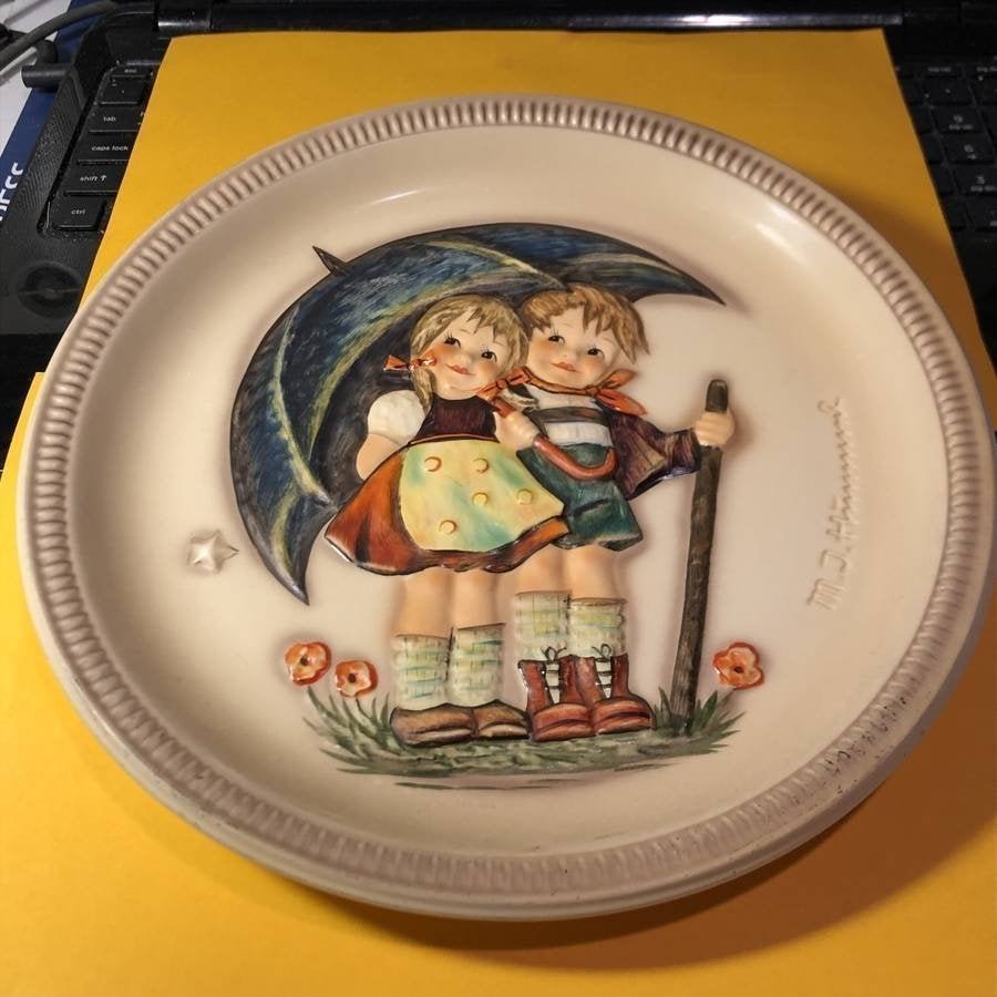 1975 Stormy Weather Anniversary Hummel Collectors Plate (1 of 4)