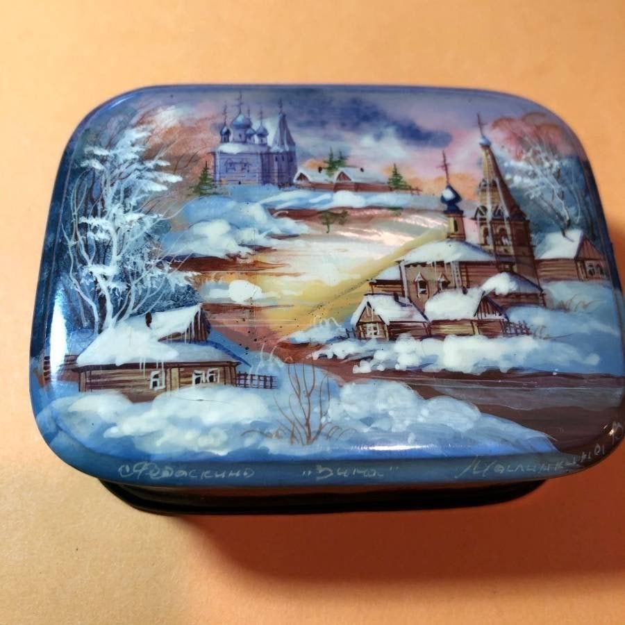 Vtg Lidded Russian Lacquered Trinket Box Hand Painted (1 of 9)