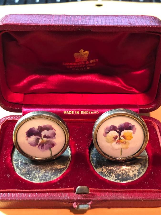 LEUCHARS & SONS ANTIQUE STERLING PLACE CARD HOLDERS....: SCARCE LEUCHARS & SONS ANTIQUE STERLING PLACE CARD HOLDERS HALLMARKED IN ORIG. BOX MADE IN ENGLAND AS PICTURED. $7.00 DOMESTIC SHIPPING.