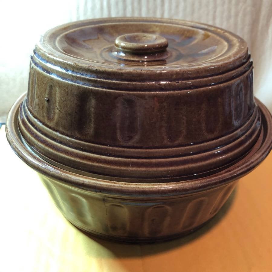 Vintage USA Brown Glazed Covered Casserole Bowl 9.25".. (1 of 7)
