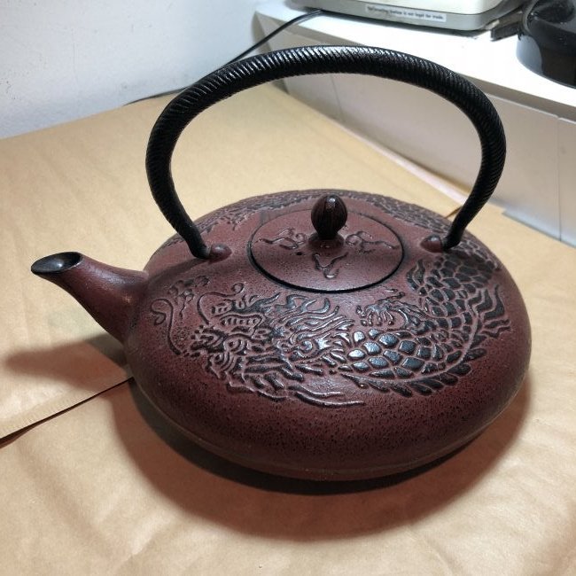 Asian Large Cast Iron Teapot in VG Condition Preowned: Asian Large Cast Iron Teapot in VG Condition Preowned from an Estate.(Heavy) $20.00 DOMESTIC SHIPPING!