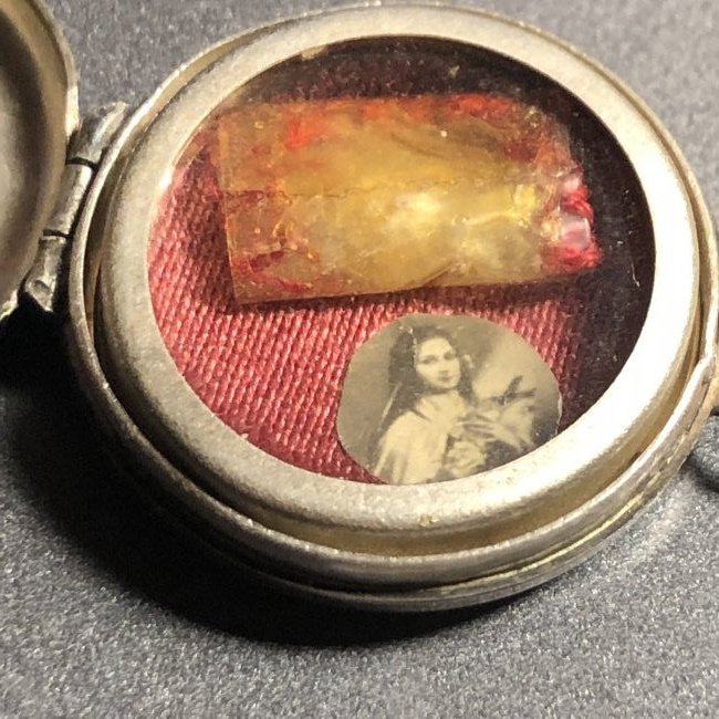 Vintage/Antique Saint Theresa Remains Locket Preowned..: Vintage/Antique Saint Theresa Remains Locket Preowned from an Estate as Pictured. (Nickel in Size) FREE DOMESTIC SHIPPING!