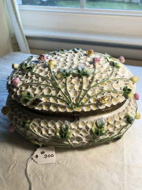 Vintage MEISSEN Porcelain Flowered Vanity Trinket Box.. (1 of 6)