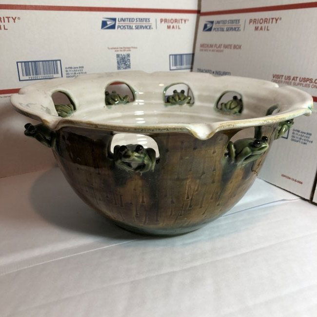 VINTAGE MAJOLICA ART POTTERY 8 FROGS ON LG SERVING BOWL (1 of 8)