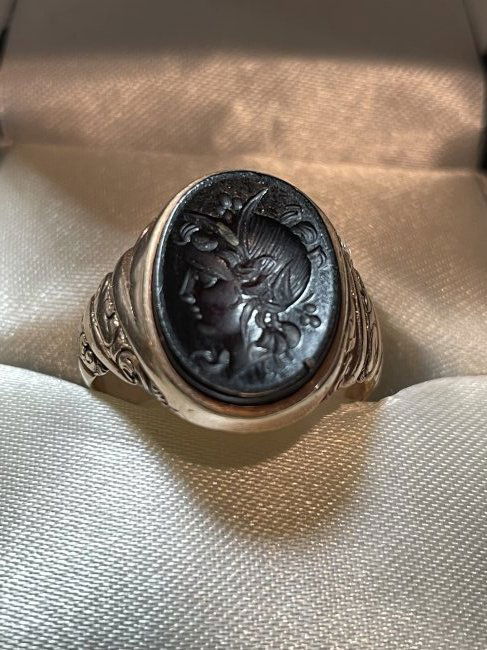 Antique 10K Warrior Carved Onyx Intaglio Unisex Ring (1 of 4)