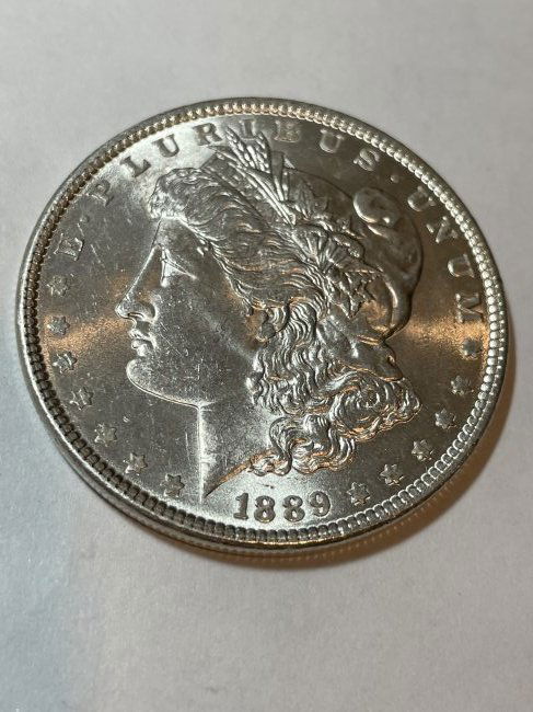 1889-P UNCIRCULATED CONDITION MORGAN SILVER DOLLAR... (1 of 2)