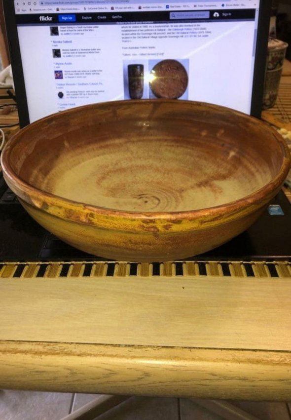 Vintage John Gilbert 11in Diameter Large Pottery Bowl (1 of 5)