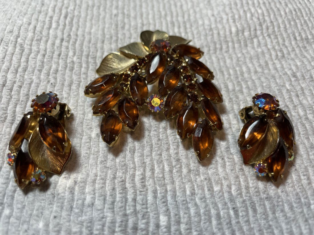 Vintage WEISS Rhinestone Fashion Pin w/Clip on Earrings (1 of 7)