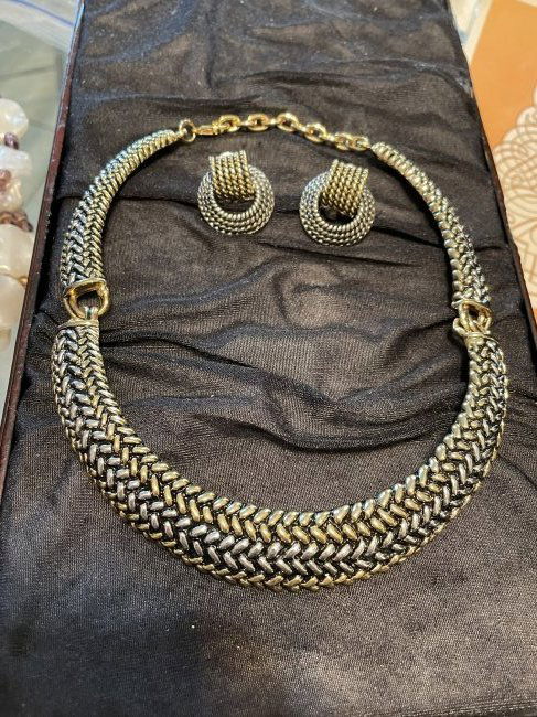 Vtg Yellow/White Color Metal Fashion Choker Necklace... (1 of 5)