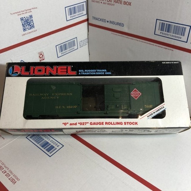 LIONEL 16237 RAILWAY EXPRESS AGENCY BOXCAR- D/C TRUCKS: LIONEL 16237 RAILWAY EXPRESS AGENCY BOXCAR- D/C TRUCKS- 0/027 w/RAIL-SOUNDS VG PREOWNED CONDITION. (NICE CLEAN CAR...NO DAMAGE OR MISSING PARTS). $13.75 DOMESTIC SHIPPING. ON MULTIPLE TRAIN LOTS WON T