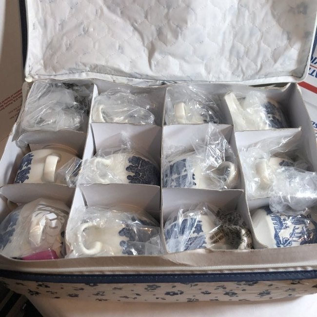 Vintage 12 Blue Willow Made in England Coffee Cups....: Vintage 12 Blue Willow Made in England Coffee Cups in Never Used Condition Preowned from an Estate as Pictured. FREE Domestic Shipping.