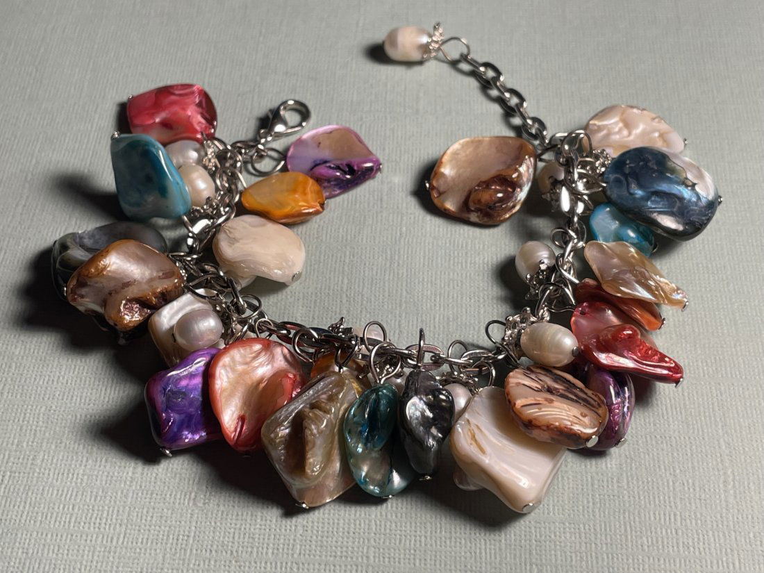 Vtg Adjustable Size Colored Shell/Pearl Charm Bracelet (1 of 4)