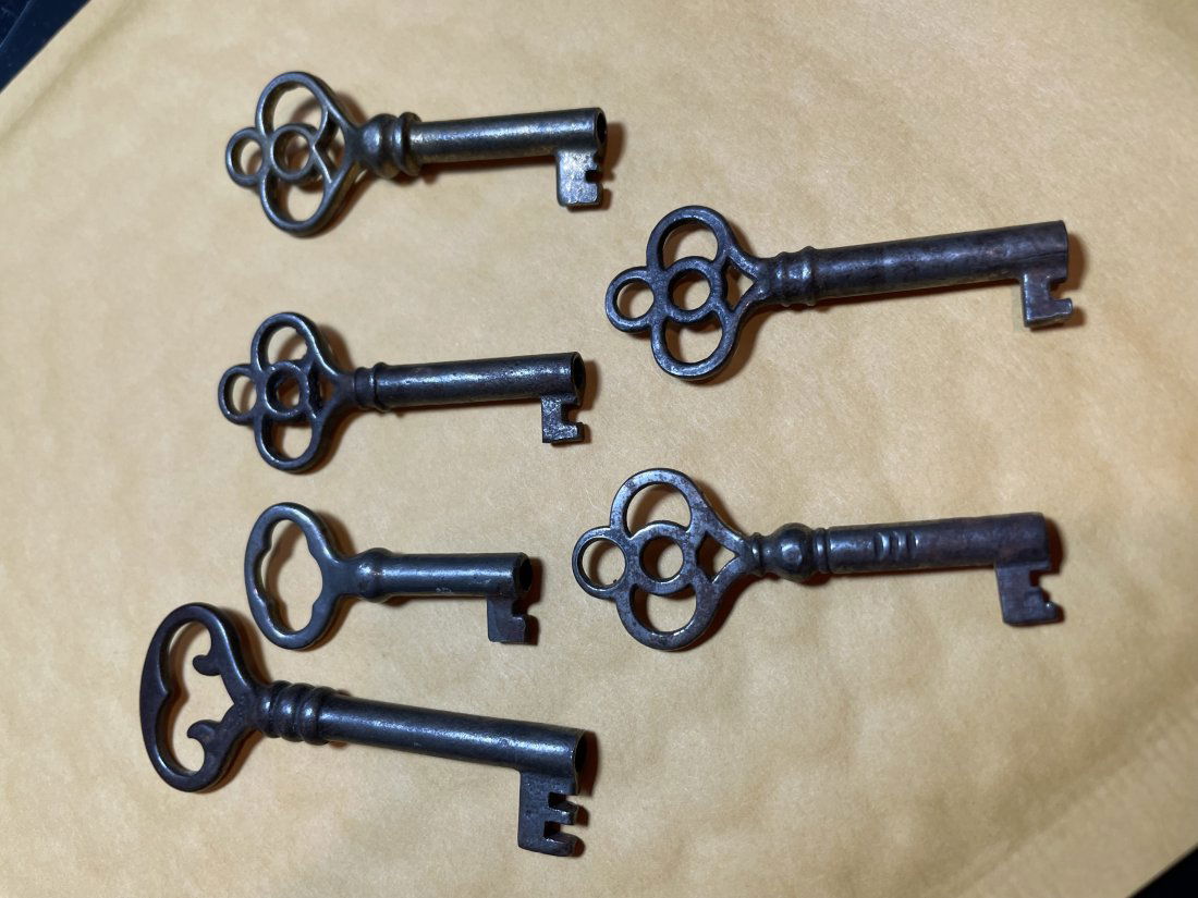 (Lot of 6) Old Vintage Style Skeleton Open Barrel Keys (1 of 5)