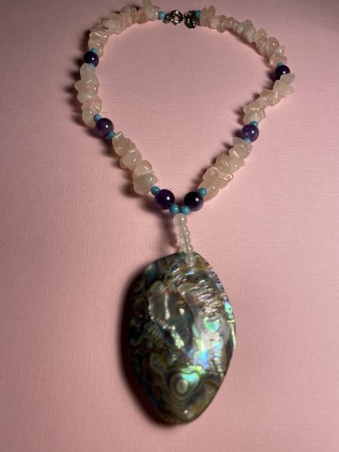 Vtg Sandra David Designer Pink Quartz & Shell Necklace: Vintage Sandra David Designer Pink Quartz & Shell 15" Necklace w/Pendant in VG Preowned Condition. FREE Domestic Shipping.