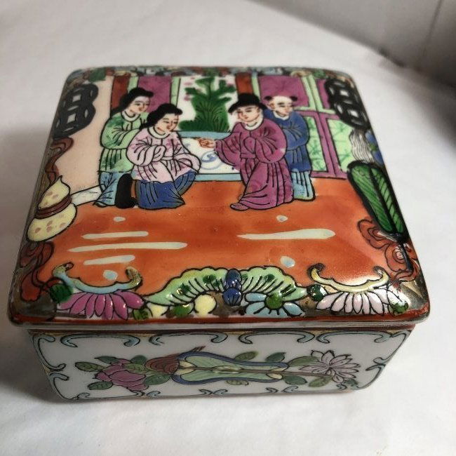 Chinese Qianlong Mark Famille Rose Lidded Trinket Box.. (1 of 9)