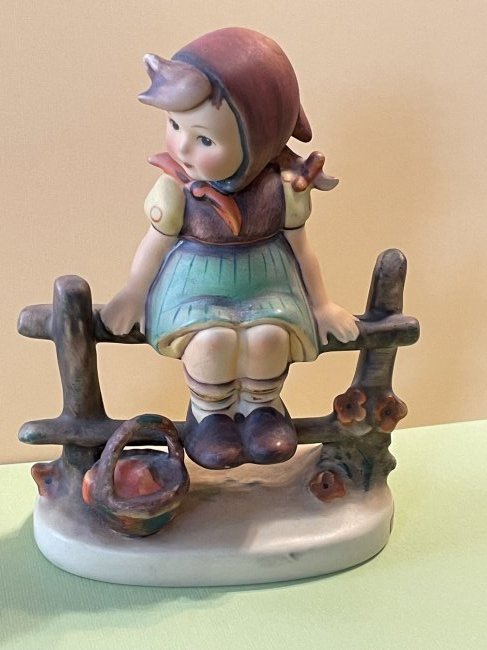 Hummel Goebel JUST RESTING Figurine #112/1 in Good Preowned Condition.. (1 of 5)