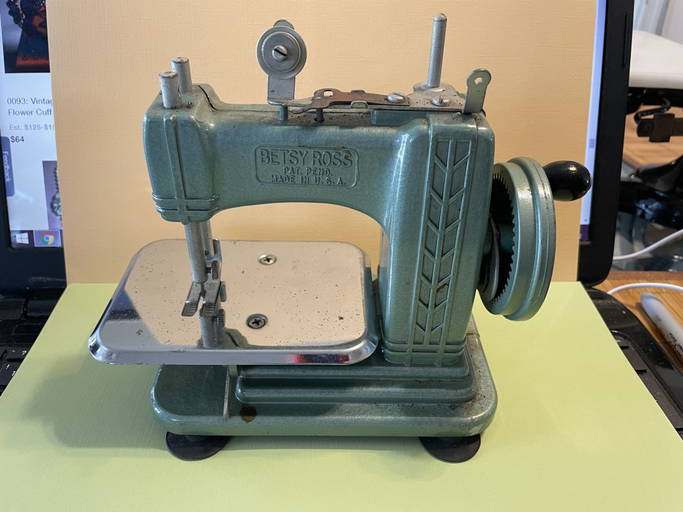 Vintage 1950's" Betsy Ross" Child's Hand Crank Toy Sewing Machine... (0219) on Apr 17, 2022