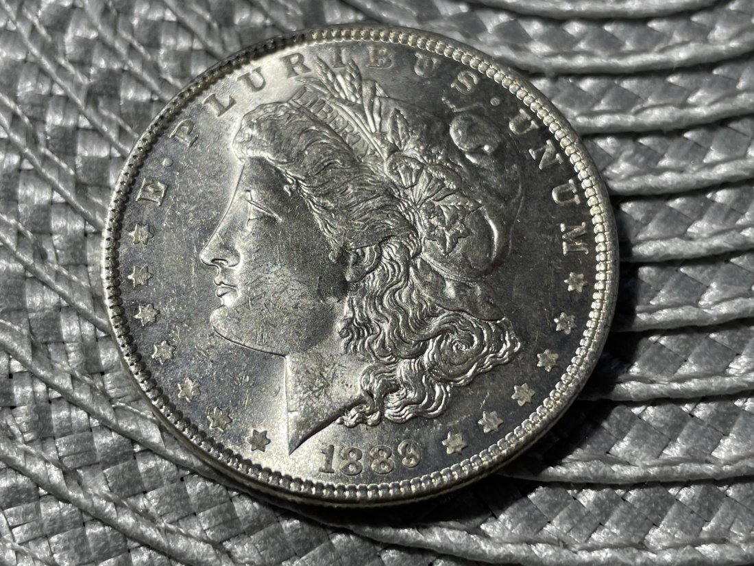 1889-P Uncirculated Condition Morgan Silver Dollar as Pictured. (1 of 2)