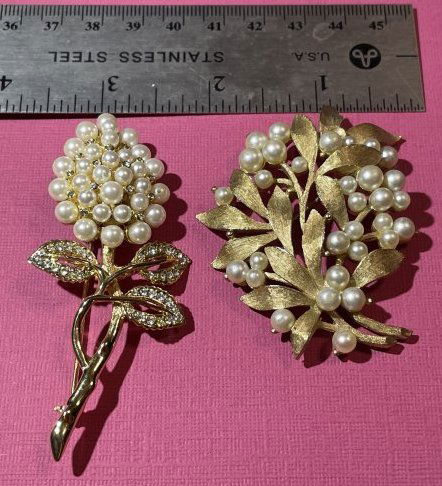 Lot of 2-Vintage Pearl Fashion Pins. 1-Trifari in Good Preowned Condition.: Lot of 2-Vintage Pearl Fashion Pins as Pic'd. 1-Trifari in Good Preowned Condition. $5 Domestic Shipping. $25 International Shipping.