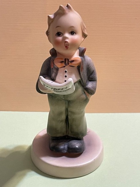 "Soloist" #135 Goebel Hummel Figurine in Good Preowned Condition..: "Soloist" #135 Goebel Hummel Figurine in Good Preowned Condition. $8 Domestic Shipping. $25 International Shipping.