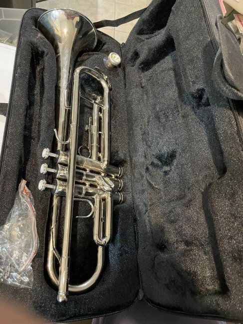 Mendini by Cecilio Silver Trumpet w/Case & Mother of Pearl Buttons in VG Condition.. (1 of 7)