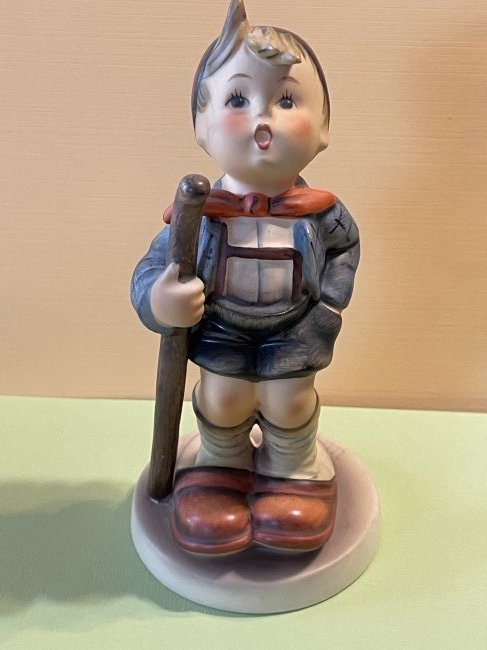 Hummel Goebel Hummel Figurine Little Hiker 16/1 in Good Preowned Condition. (1 of 5)