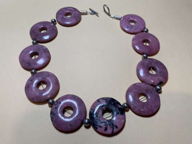 Vtg 16" Raspberry Color Donut Stone Bead Choker Fashion Necklace Preowned in VG Condition. (1 of 3)