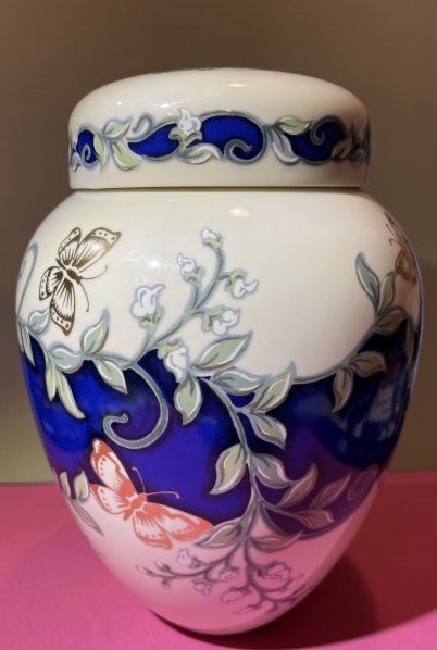 Lenox Butterflies In Summer Ginger Jar 8" Tall in VG Preowned Condition.: Lenox Butterflies In Summer Ginger Jar 8" Tall in VG Preowned Condition. $15 Domestic Shiupping.