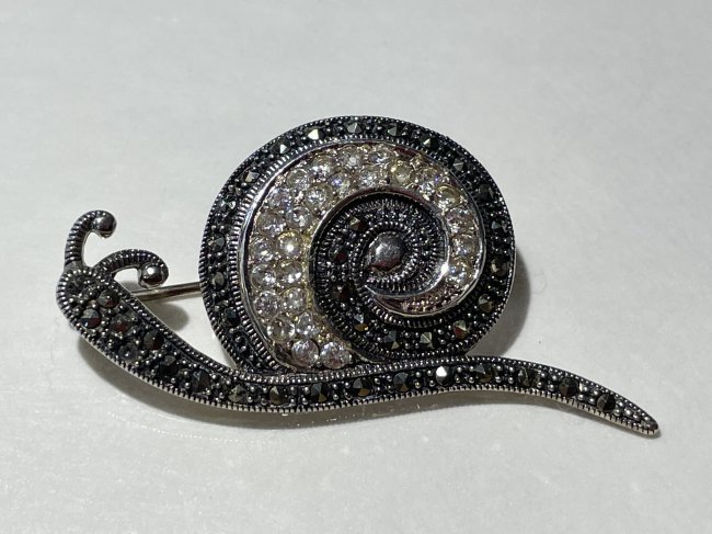 Vintage Marcasite & CZ Sterling Silver Snail Brooch/Pin in VG Preowned Condition.: Vintage Marcasite & CZ Sterling Silver Snail Brooch/Pin in VG Preowned Condition. $5 DOMESTIC SHIPPING.