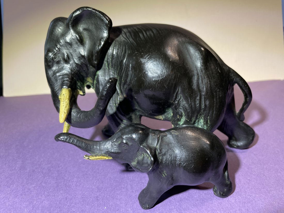 Vtg Solid Bronze Elephants 6" Wide Black Painted Preowned from an Estate in Good Condition: Vintage Solid Bronze Elephants 6" Wide Black Painted Preowned from an Estate in Good Condition. $15 Domestic Shipping.