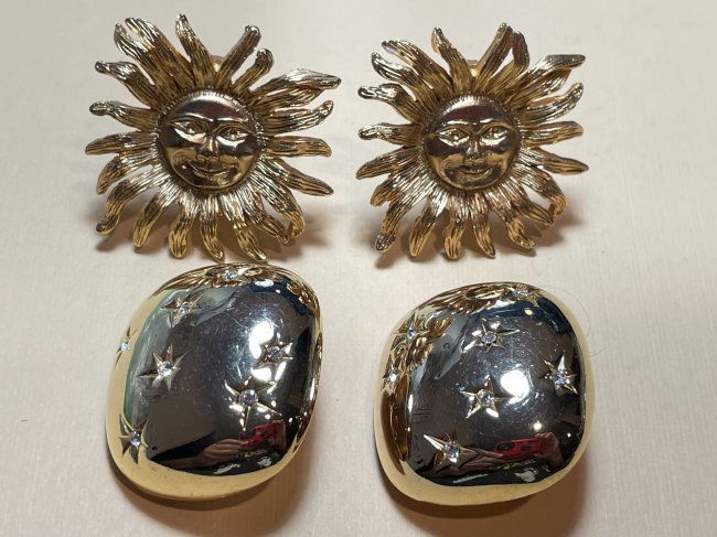 2 Pair of Vintage Fashion Clip-on Gold-tone Earrings Preowned in Good Condition. (1 of 2)
