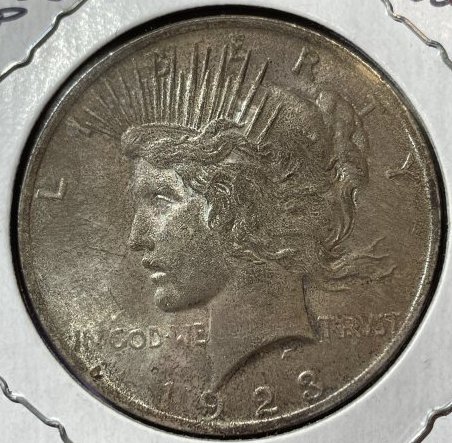 1923-P Uncirculated Condition Toned US Peace Silver Dollar as Pictured. (1 of 2)