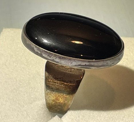 Vintage Sterling Silver Bezel Set Onyx Ring Size-7 in Good Preowned Condition. (1 of 2)