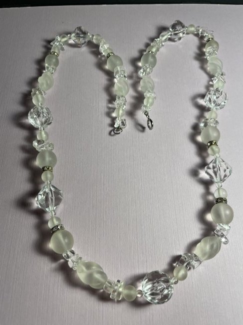 Vintage 30" Fashion Lucite Clear & Frosted Bead Necklace in VG Preowned Condition.: Vintage 30" Fashion Lucite Clear & Frosted Bead Necklace in VG Preowned Condition. $5 Domestic Shipping.