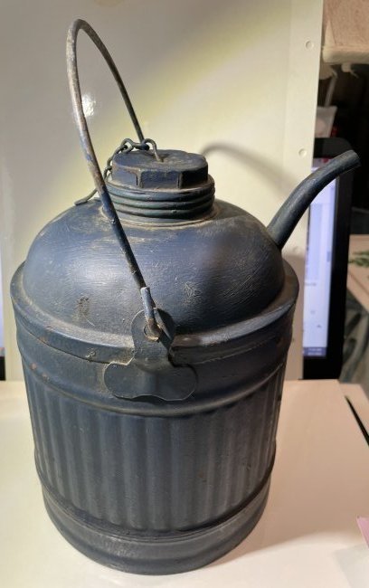 Vintage/Antique Oil Can with Spout in VG Preowned Condition as Pictured.: Vintage/Antique Oil Can with Spout in VG Preowned Condition as Pictured. $18 DOMESTIC SHIPPING.