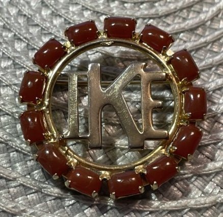 Vtg IKE Eisenhower Presidential Campaign Gold & Carnelian Stone Pin/Brooch in VG Condition: Vintage IKE Eisenhower Presidential Campaign Gold-toned & Carnelian Stone Pin/Brooch 1.5" Diameter in VG Preowned Condition. $5 Domestic Shipping.