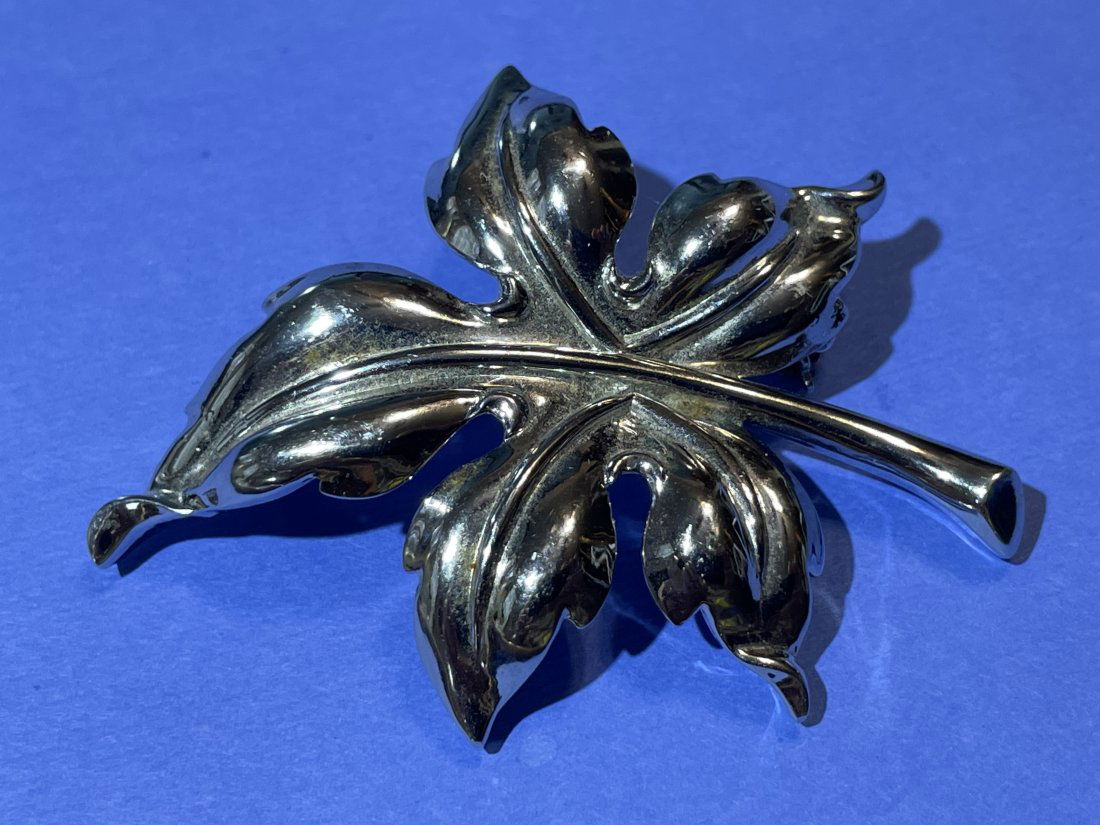 Vintage Trifari Silver-tone Leaf Pin/Brooch Preowned in VG Condition. (1 of 5)