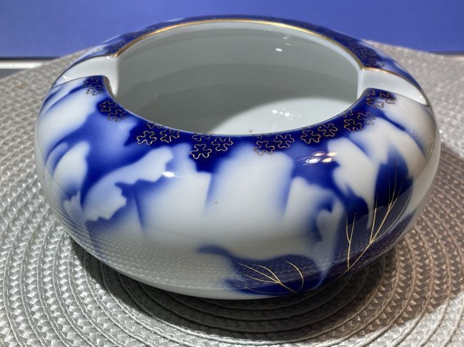 Vintage Fukagawa Japanese Porcelain Ashtray Bowl Cobalt Blue White Gold Gilt in VG Condition: Vintage Fukagawa Japanese Porcelain Ashtray Bowl Cobalt Blue White Gold Gilt in VG Preowned Condition. (6" Diameter, 2 1/2" H). FREE Domestic Shipping.