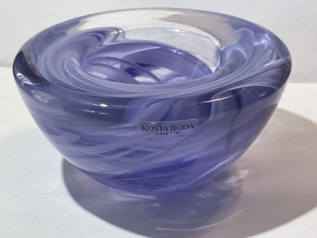 Vintage Art Glass Kosta Boda Amethyst Swirl CANDLE HOLDER Made in Sweden circa1990's: Vintage Art Glass Kosta Boda Amethyst Swirl CANDLE HOLDER Made in Sweden circa1990's in VG Preowned Condition. FREE DOMESTIC SHIPPING.