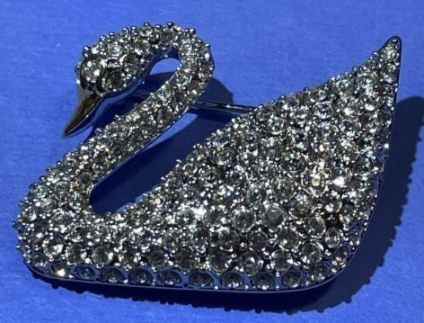 Vintage Swarovski Crystal Swan Pin/Brooch 1.35" Wide In Vg Preowned Condition.: Vintage Swarovski Crystal Swan Pin/Brooch 1.35" Wide in Vg Preowned Condition. $5.00 Domestic Shipping. (On Multiple Lots Won, the Shipping Fees will be combined or Adjusted Accordingly)